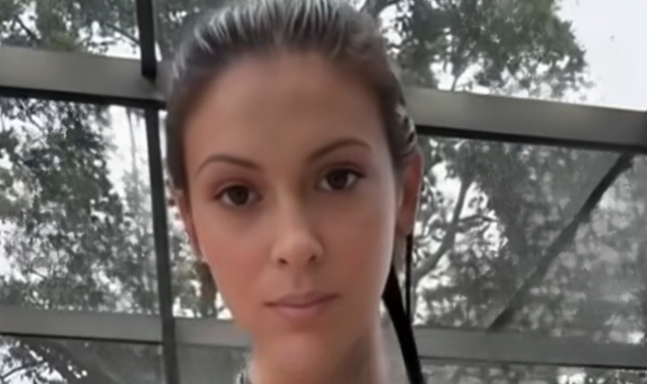 Alyssa Milano, 52, Draws Public Attention After Unplanned Wardrobe Slip During Formal Event