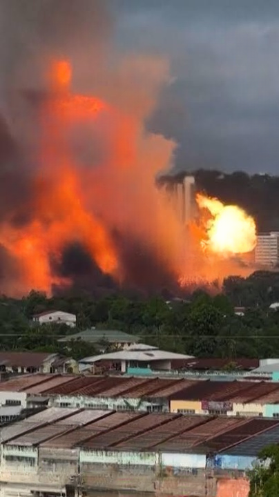 Massive Blaze Sweeps Through Several Buildings in Puchong
