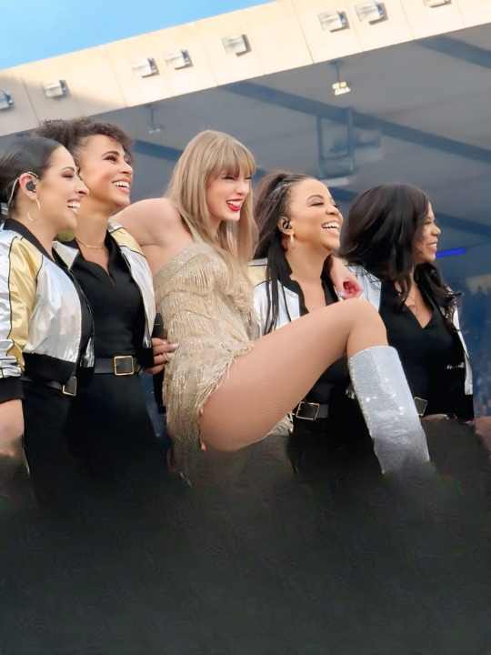 Taylor Swift’s Private Moment Accidentally Shared Live — Viral Fashion Mishap Sparks Buzz!