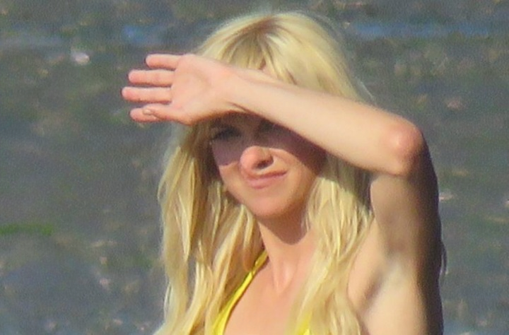 Anna Faris at 49: Comedy Icon Still Glowing with Humor, Health, and Heart